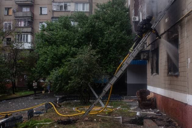 Aftermath of Russian airstrikes in Kramatorsk KRAMATORSK, UKRAINE - JULY 10: A firefighter extinguishes a fire in an apartment after a Russian airstrike in Kramatorsk, Ukraine, on July 10, 2026. Francisco Richart Anadolu Kramatorsk Ukraine. Editorial use only. Please get in touch for any other usage.  Copyright: x2026xAnadoluxFranciscoxRichartx