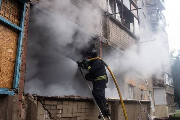 Aftermath of Russian airstrikes in Kramatorsk KRAMATORSK, UKRAINE - JULY 10: A firefighter extinguishes a fire in an apartment after a Russian airstrike in Kramatorsk, Ukraine, on July 10, 2026. Francisco Richart Anadolu Kramatorsk Ukraine. Editorial use only. Please get in touch for any other usage.  Copyright: x2026xAnadoluxFranciscoxRichartx
