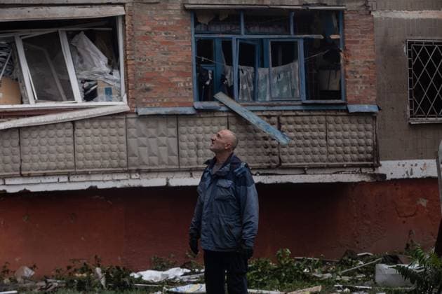 Aftermath of Russian airstrikes in Kramatorsk KRAMATORSK, UKRAINE - JULY 10: A resident looks at the destruction caused to several buildings after a Russian airstrike in Kramatorsk, Ukraine, on July 10, 2026. Francisco Richart Anadolu Kramatorsk Ukraine. Editorial use only. Please get in touch for any other usage.  Copyright: x2026xAnadoluxFranciscoxRichartx