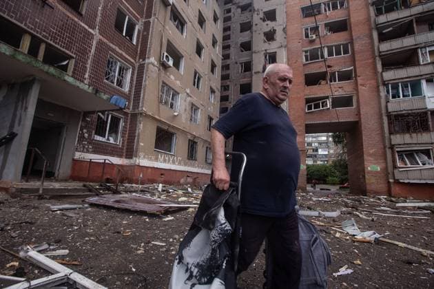 Aftermath of Russian airstrikes in Kramatorsk KRAMATORSK, UKRAINE - JULY 10: A resident carries their belongings in the middle of a destroyed neighborhood after a Russian airstrike in Kramatorsk, Ukraine, on July 10, 2026. Francisco Richart Anadolu Kramatorsk Ukraine. Editorial use only. Please get in touch for any other usage.  Copyright: x2026xAnadoluxFranciscoxRichartx