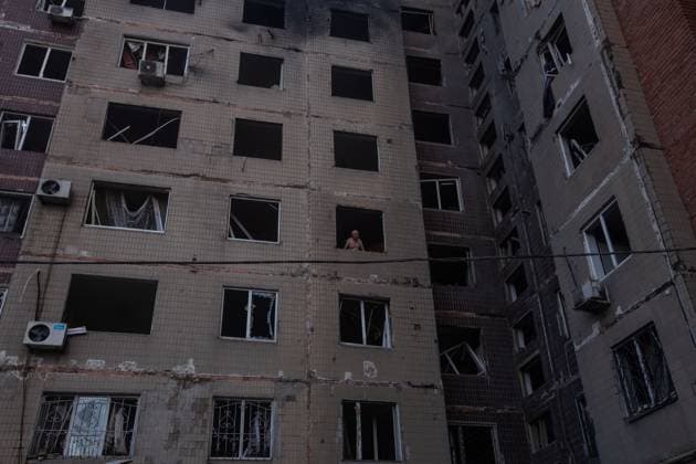 Aftermath of Russian airstrikes in Kramatorsk KRAMATORSK, UKRAINE - JULY 10: A resident looks out from his damaged home at the destruction of his neighborhood after a Russian airstrike in Kramatorsk, Ukraine, on July 10, 2026. Francisco Richart Anadolu Kramatorsk Ukraine. Editorial use only. Please get in touch for any other usage.  Copyright: x2026xAnadoluxFranciscoxRichartx