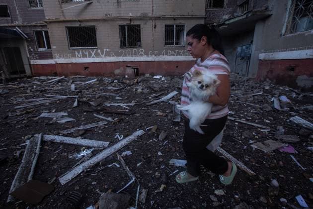 Aftermath of Russian airstrikes in Kramatorsk KRAMATORSK, UKRAINE - JULY 10: A resident carries their dog in the middle of a destroyed neighborhood after a Russian airstrike in the city of Kramatorsk, Ukraine, on July 10, 2026. Francisco Richart Anadolu Kramatorsk Ukraine. Editorial use only. Please get in touch for any other usage.  Copyright: x2026xAnadoluxFranciscoxRichartx