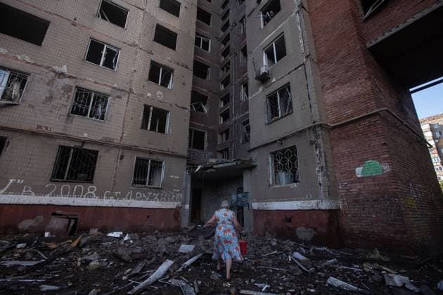 Aftermath of Russian airstrikes in Kramatorsk KRAMATORSK, UKRAINE - JULY 10: An elderly woman carries a bucket to collect debris in her destroyed neighborhood after a Russian airstrike in Kramatorsk, Ukraine, on July 10, 2026. Francisco Richart Anadolu Kramatorsk Ukraine. Editorial use only. Please get in touch for any other usage.  Copyright: x2026xAnadoluxFranciscoxRichartx