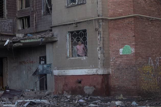 Aftermath of Russian airstrikes in Kramatorsk KRAMATORSK, UKRAINE - JULY 10: A woman looks out from her home at the destruction of her neighborhood after a Russian airstrike in Kramatorsk, Ukraine, on July 10, 2026. Francisco Richart Anadolu Kramatorsk Ukraine. Editorial use only. Please get in touch for any other usage.  Copyright: x2026xAnadoluxFranciscoxRichartx