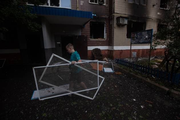 Aftermath of Russian airstrikes in Kramatorsk KRAMATORSK, UKRAINE - JULY 10: A boy carries window mosquito nets damaged after a Russian airstrike in Kramatorsk, Ukraine, on July 10, 2026. Francisco Richart Anadolu Kramatorsk Ukraine. Editorial use only. Please get in touch for any other usage.  Copyright: x2026xAnadoluxFranciscoxRichartx