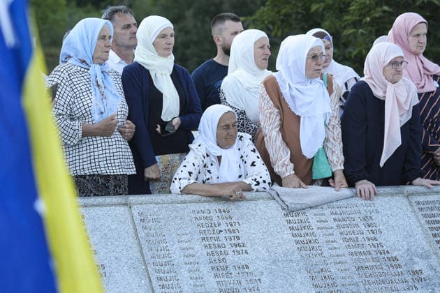 News Bilder des Tages Peace March participants arrive in Potocari to honor Srebrenica genocide victims SREBRENICA, BOSNIA AND HERZEGOVINA - JULY 10: More than 6,300 participants in the Peace March arrive at the Srebrenica Memorial Center in Potocari after a three-day, 100-kilometer hike to attend the commemoration marking the 31st anniversary of the 1995 Srebrenica genocide in Srebrenica, Bosnia and Herzegovina, on July 10, 2026. Participants retraced the route taken by Bosniaks fleeing Srebrenica in July 1995 in an attempt to reach the free territories of Tuzla or Kladanj. The march brought together young people and participants from around the world to honor the victims of the genocide and reaffirm the commitment that such atrocities should never happen again.  Copyright: x2026xAnadoluxSamirxJordamovicx
