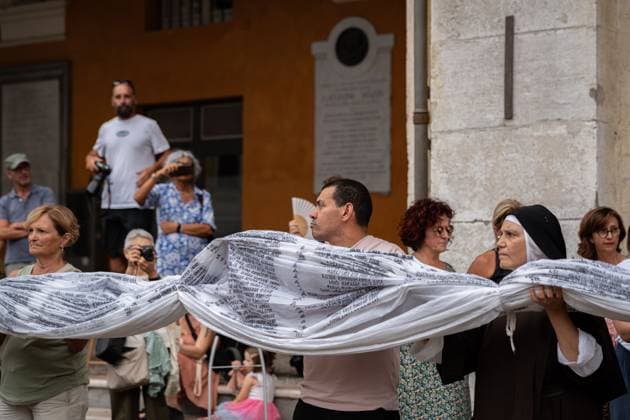 ITALY-GAZA PROTEST CESENA, ITALY, JULY 10, 2026 Participants march beneath a giant white shroud covered with the names of 18,457 Palestinian children killed in Gaza since October 2023 during the Shroud for Gaza demonstration in Cesena, northern Italy. The memorial installation is part of a travelling national initiative that has crossed several Italian cities to honour the victims of the war and draw attention to the humanitarian consequences of the conflict. (Silvia Casadei JNA Press) Cesena Italy Copyright: x xSilviaxCasadeix xJNAxPressx