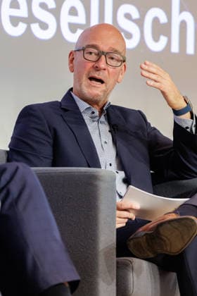 10.07.2026. Neuss. Markus Niesczery (LKA NRW) bei der sechsten Auflage einer Podiumsdiskussion der Fachtagung des Gemeinsamen Terrorismusabwehrzentrums Nordrhein-Westfalen (GTAZ NRW). Neuss LAFP Bildungszentrum Nordrhein-Westfalen Deutschland *** July 10, 2026, Neuss: Markus Niesczery of the State Criminal Police Office of North Rhine-Westphalia (LKA NRW) at the sixth edition of a panel discussion during the symposium of the Joint Counterterrorism Center of North Rhine-Westphalia (GTAZ NRW) in Neuss, at the LAFP Training Center of North Rhine-Westphalia, Germany