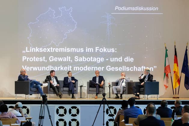 News Bilder des Tages 10.07.2026. Neuss. Sechste Auflage einer Podiumsdiskussion der Fachtagung des Gemeinsamen Terrorismusabwehrzentrums Nordrhein-Westfalen (GTAZ NRW). Neuss LAFP Bildungszentrum Nordrhein-Westfalen Deutschland *** July 10, 2026, Neuss: Sixth edition of a panel discussion at the symposium of the Joint Counterterrorism Center of North Rhine-Westphalia (GTAZ NRW), Neuss, LAFP Training Center of North Rhine-Westphalia, Germany
