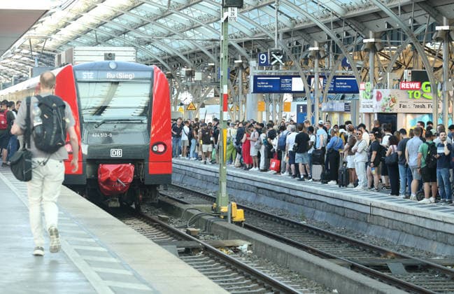 Völlig überfüllter Bahnsteig an Gleis neun am Hauptbahnhof Köln am Freitagabend. Bahnreisende warten auf die Regionalzüge. Wie die Deutsche Bahn mittteilte, hat ein Böschungsbrand Gleise in der Nähe von Köln beschädigt. Daher gibt es weiträumige Umleitungen und Verspätungen. Die Strecke zwischen Köln und Düsseldorf soll bis Samstagnachmittag gesperrt bleiben. Köln Nordrhein-Westfalen *** The platform at Track 9 at Cologne Central Station was completely packed on Friday evening, with rail travelers waiting for regional trains. According to Deutsche Bahn, a fire on the embankment has damaged tracks near Cologne. As a result, there are widespread detours and delays. The route between Cologne and Düsseldorf is expected to remain closed until