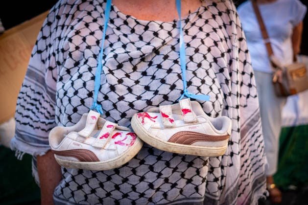 News Bilder des Tages July 10, 2026, Rome, Rm, Italy: Activists from the group Health Workers for Gaza are holding a rally in front of Montecitorio, the Chamber of Deputies, to demand the release of Dr. Hussam Abu Safiya and all other Palestinian prisoners. Participant shows children s shoes stained with red paint to remember the high number of children victims of the conflict. Rome Italy - ZUMAg256 20260710_znp_g256_003 Copyright: xMarcoxDixGianvitox