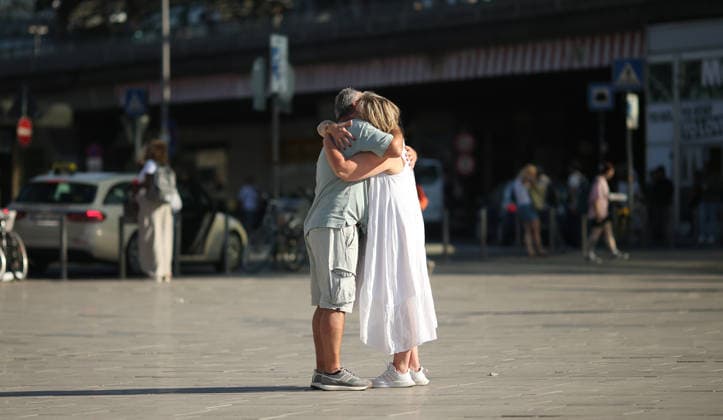 News Bilder des Tages Eine Frau und ein Mann umarmen sich auf dem Vorplatz vom Hauptbahnhof Köln innig. Symbolbild Symbolfoto Liebe. Köln Nordrhein-Westfalen *** A woman and a man embrace tenderly on the plaza in front of Cologne Central Station. Symbolic image. Stock photo. Love Cologne. North Rhine-Westphalia