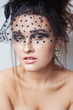 Schönes High-Fashion-Model mit perfektem, natürlichem Make-up und Schleier, das vor einem weißen Hintergrund im Studio posiert. Porträt einer jungen, verführerischen, nackten, sexy Frau. Trendiges, strahlendes Glamour-Make-up. Beauty high fashion model girl with perfect beautiful nude make up and veil posing in studio, white background. Young seductive naked sexy woman portrait. Trendy glowing glamour makeup (License=RF) ,model released, Symbolfoto Copyright: xZoonar.com IuliiaxZavalishinax 25254410 ,model released, Symbolfoto ,property released