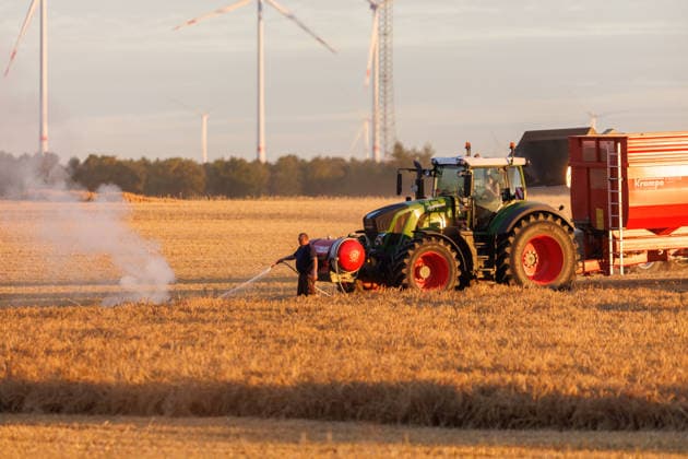 10.07.2026 - Gerste wird geerntet in den Abendstunden auf einem Feld bei Pasewalk. Ein kleines Feuer wird gelöscht Uckerland Wilsickow Brandenburg Deutschland *** July 10, 2026 Barley is being harvested in the evening in a field near Pasewalk A small fire is being extinguished Uckerland, Wilsickow, Brandenburg, Germany