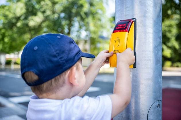 Neue Fußgängerampel an der Kaiser-Wilhelm-Straße in Mülheim an der Ruhr ** NUR FÜR REDAKTIONELLE ZWECKE ** EDITORIAL USE ONLY **<p>Ein Kind betätigt am Freitag, 10.07.2026, die neue Fußgängerampel an der Kaiser-Wilhelm-Straße in Mülheim an der Ruhr. Hier müssen zahlreiche Kinder auf ihrem Weg zur BRüder-Grimm-Schule die Straße überqueren. Deutschland NRW Mülheim an der Ruhr Copyright: MartinxMöller *** New pedestrian traffic light on Kaiser Wilhelm Street in Mülheim an der Ruhr ** FOR EDITORIAL PURPOSES ONLY ** EDITORIAL USE ONLY ** p A child activates the new pedestrian traffic light on Kaiser Wilhelm Street in Mülheim an der Ruhr on Friday, July 10, 2026. Many children must cross the street here on their way to the Brüder Copyright: MartinxMöller doc86ntiducgt3ikaq4l1e ,EDITORIAL USE ONLY