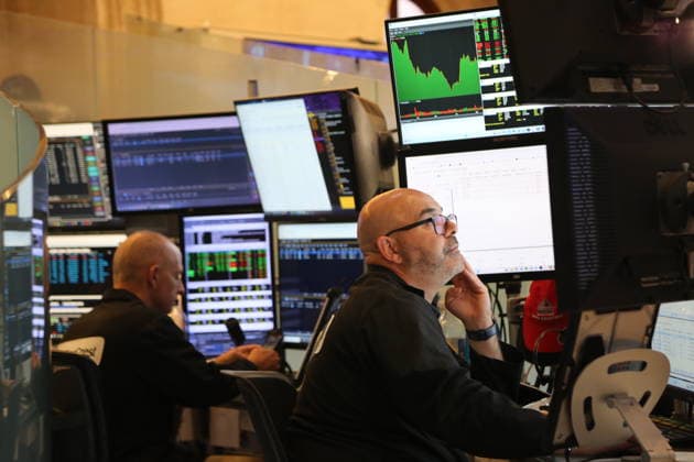 (260710) -- NEW YORK, July 10, 2026 -- Traders work on the trading floor of the New York Stock Exchange in New York, the United States, on July 10, 2026. U.S. stocks ended higher on Friday. The Dow Jones Industrial Average rose 149.6 points, or 0.29 percent, to 52,637.01. The S&P 500 added 31.75 points, or 0.42 percent, to 7,575.39. The Nasdaq Composite Index increased by 74.72 points, or 0.29 percent, to 26,281.61. ) U.S.-NEW YORK-STOCK-RISE LiuxYanan 
