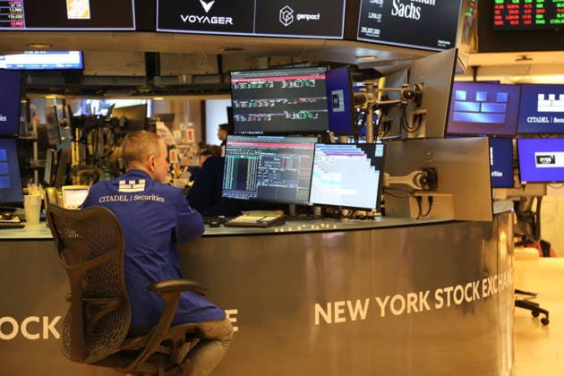 (260710) -- NEW YORK, July 10, 2026 -- A trader works on the trading floor of the New York Stock Exchange in New York, the United States, on July 10, 2026. U.S. stocks ended higher on Friday. The Dow Jones Industrial Average rose 149.6 points, or 0.29 percent, to 52,637.01. The S&P 500 added 31.75 points, or 0.42 percent, to 7,575.39. The Nasdaq Composite Index increased by 74.72 points, or 0.29 percent, to 26,281.61. ) U.S.-NEW YORK-STOCK-RISE LiuxYanan 