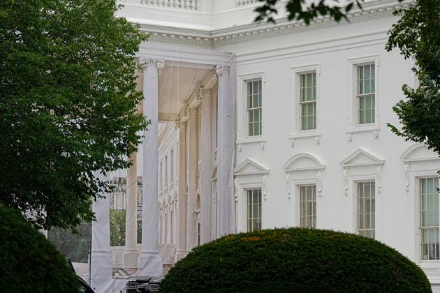 July 10, 2026, Washington, Dc, United States: Tarps now cover all sides of the North Portico of the White House as renovations are underway to the columns on July 10, 2026. Washington United States  - ZUMAl312 20260710_znp_l312_003 Copyright: xAndrewxLeydenx