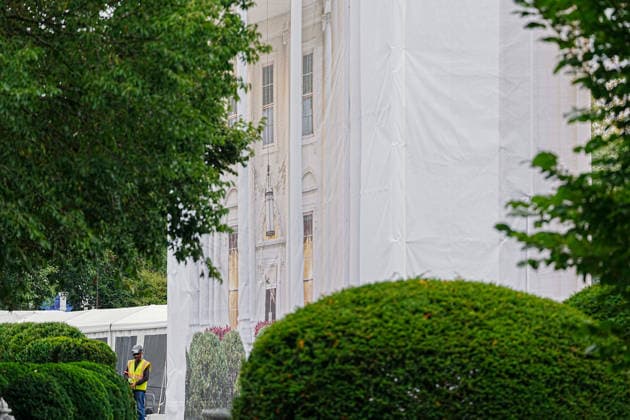 July 10, 2026, Washington, Dc, United States: Tarps now cover all sides of the North Portico of the White House as renovations are underway to the columns on July 10, 2026. Washington United States  - ZUMAl312 20260710_znp_l312_004 Copyright: xAndrewxLeydenx