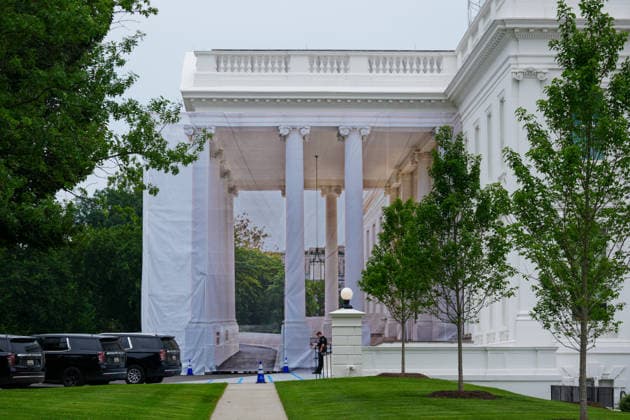 July 10, 2026, Washington, Dc, United States: Tarps now cover all sides of the North Portico of the White House as renovations are underway to the columns on July 10, 2026. Washington United States  - ZUMAl312 20260710_znp_l312_005 Copyright: xAndrewxLeydenx