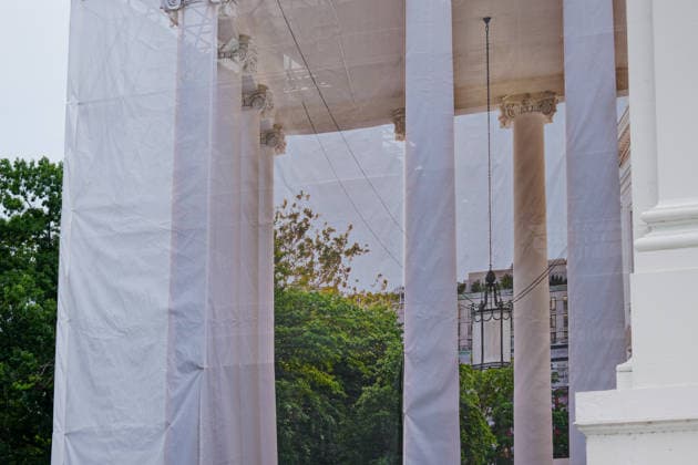 July 10, 2026, Washington, Dc, United States: Tarps now cover all sides of the North Portico of the White House as renovations are underway to the columns on July 10, 2026. Washington United States  - ZUMAl312 20260710_znp_l312_006 Copyright: xAndrewxLeydenx