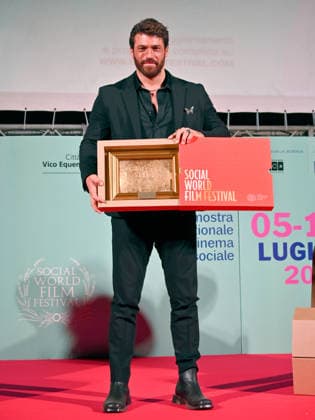 Can Yaman was a guest and awarded as Best International Social Actor at the 2026 Social Film Festival. Can Yaman receives the award for Best International Social Actor at the 2026 Social Film Festival. Vico Equense Italy Copyright: xAntoninoxD’Espositox xSOPAxImagesx DSC_6892