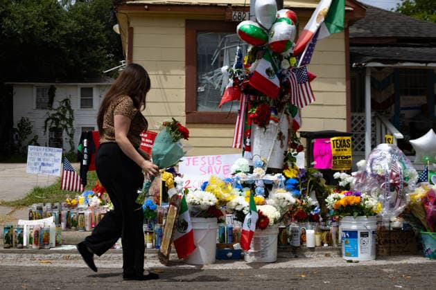 A woman visits the altar honoring Mexican migrant Lorenzo Salgado at the site where he was murdered in Houston, Texas, 10 July 2026. Tribute to the Mexican migrant who died in Texas !ACHTUNG: NUR REDAKTIONELLE NUTZUNG!  Copyright: xCARLOSxRAMIREZx AME8955 20260711-55020863442_1