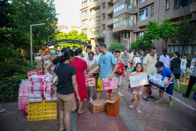 GUI GANG, CHINA - JULY 10: Residents receive supplies on July 10, 2026 in Guigang, Guangxi Zhuang Autonomous Region of China. The local authorities beef up restoration efforts after torrential rains caused by Typhoon Maysak.  Copyright: xChinaxNewsxServicex 111653540936