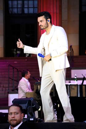 Giovanni Zarrella live beim Konzert Italienische Sommernacht - Part II beim Classic Open Air 2026 am Gendarmenmarkt. Berlin, 10.07.2026 *** Giovanni Zarrella live at the Italian Summer Night Part II concert at the Classic Open Air 2026 at Gendarmenmarkt in Berlin, July 10, 2026 Foto:xN.xKubelkax xFuturexImagex zarrella_6726
