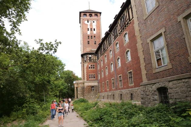 Menschen beim Localize Festival am alten Landtagsgebäude auf dem Brauhausberg in Potsdam, 10. Juli 2026. Localize Festival Potsdam *** People at the Localize Festival at the old state parliament building on Brauhausberg in Potsdam, July 10, 2026 Localize Festival Potsdam