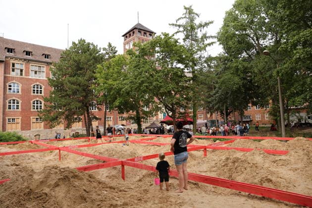 Menschen beim Localize Festival am alten Landtagsgebäude auf dem Brauhausberg in Potsdam, 10. Juli 2026. Localize Festival Potsdam *** People at the Localize Festival at the old state parliament building on Brauhausberg in Potsdam, July 10, 2026 Localize Festival Potsdam