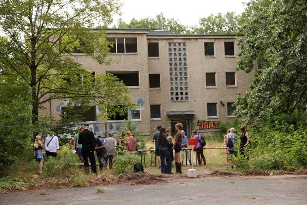 Menschen beim Localize Festival am alten Landtagsgebäude auf dem Brauhausberg in Potsdam, 10. Juli 2026. Localize Festival Potsdam *** People at the Localize Festival at the old state parliament building on Brauhausberg in Potsdam, July 10, 2026 Localize Festival Potsdam