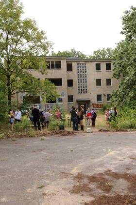 Menschen beim Localize Festival am alten Landtagsgebäude auf dem Brauhausberg in Potsdam, 10. Juli 2026. Localize Festival Potsdam *** People at the Localize Festival at the old state parliament building on Brauhausberg in Potsdam, July 10, 2026 Localize Festival Potsdam