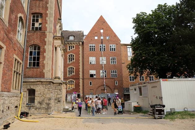 Menschen beim Localize Festival am alten Landtagsgebäude auf dem Brauhausberg in Potsdam, 10. Juli 2026. Localize Festival Potsdam *** People at the Localize Festival at the old state parliament building on Brauhausberg in Potsdam, July 10, 2026 Localize Festival Potsdam