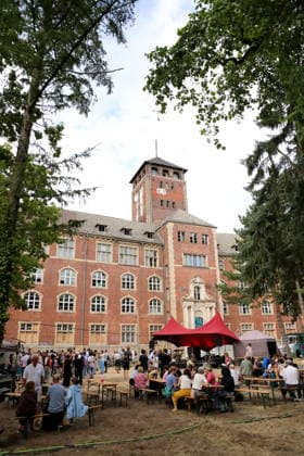 Menschen beim Localize Festival am alten Landtagsgebäude auf dem Brauhausberg in Potsdam, 10. Juli 2026. Localize Festival Potsdam *** People at the Localize Festival at the old state parliament building on Brauhausberg in Potsdam, July 10, 2026 Localize Festival Potsdam