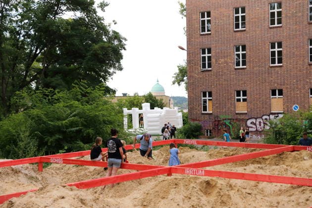 Menschen beim Localize Festival am alten Landtagsgebäude auf dem Brauhausberg in Potsdam, 10. Juli 2026. Localize Festival Potsdam *** People at the Localize Festival at the old state parliament building on Brauhausberg in Potsdam, July 10, 2026 Localize Festival Potsdam