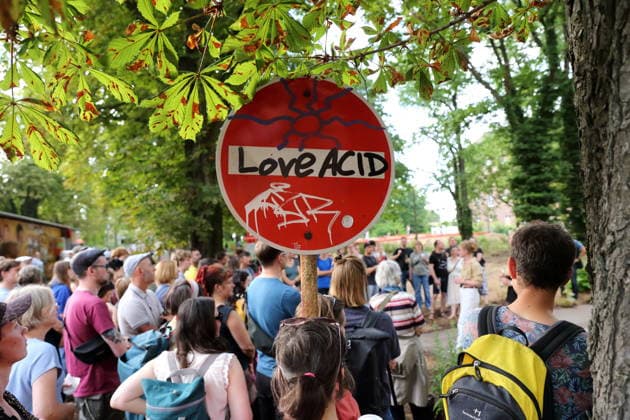 Menschen beim Localize Festival am alten Landtagsgebäude auf dem Brauhausberg in Potsdam, 10. Juli 2026. Localize Festival Potsdam *** People at the Localize Festival at the old state parliament building on Brauhausberg in Potsdam, July 10, 2026 Localize Festival Potsdam