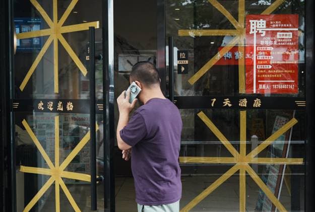 Typhoon Bavi HANGZHOU, CHINA - JULY 11, 2026 - A merchant s front door glass was tied with tape by the merchant to defend against the upcoming typhoon Bavi , Hangzhou, Zhejiang Province, China on July 11, 2026. Hangzhou Zhejiang China  Copyright: xCFOTOx i1783780784072