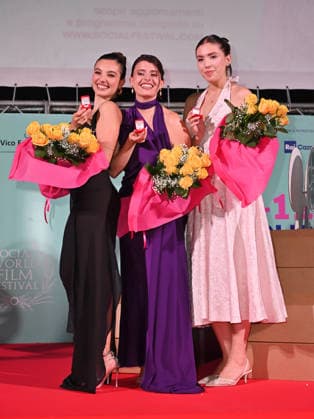 The Social Series of the Year Award in Vico Equense, Italy - 10 Jul 2026 Giovanna Sannino, Anna Gaia Sole and Maria Sole Pollio attend the 2026 Social World Film Festival photocall. Vico Equense Italy Copyright: xAntoninoxD’Espositox xSOPAxImagesx DSC_6580