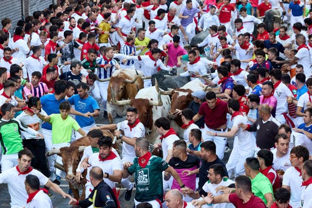 San Fermin Festival in Spain PAMPLONA, SPAIN - JULY 11: Participants wearing traditional white outfits and red scarves take part in the running with the bulls event, known as Encierro, during the San Fermin Festival in Pamplona, northern Spain, on July 11, 2026. The adrenaline-filled run covers an 875-meter stretch through the historic city center. Ruben Albarran Anadolu Pamplona Spain. Editorial use only. Please get in touch for any other usage.  Copyright: x2026xAnadoluxRubenxAlbarranx