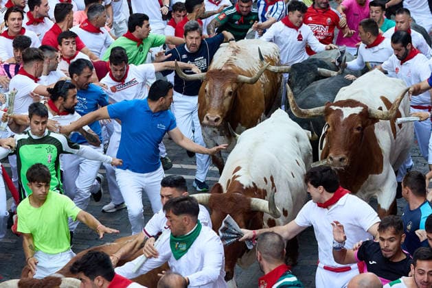 San Fermin Festival in Spain PAMPLONA, SPAIN - JULY 11: Participants wearing traditional white outfits and red scarves take part in the running with the bulls event, known as Encierro, during the San Fermin Festival in Pamplona, northern Spain, on July 11, 2026. The adrenaline-filled run covers an 875-meter stretch through the historic city center. Ruben Albarran Anadolu Pamplona Spain. Editorial use only. Please get in touch for any other usage.  Copyright: x2026xAnadoluxRubenxAlbarranx