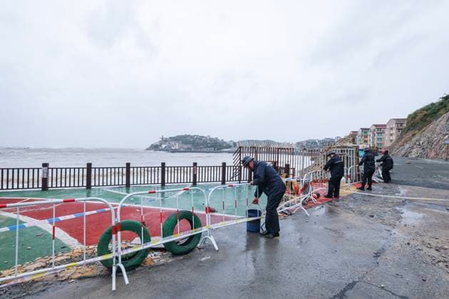 (260711) -- WENLING, July 11, 2026 -- Local officials set up security cordons and barriers on the seaside to prevent people from entering dangerous areas in Shitang Town of Wenling City, east China s Zhejiang Province, July 11, 2026. Typhoon Bavi, the ninth typhoon of the year, is expected to make landfall along the coast between Sanmen and Cangnan in east China s Zhejiang Province in the early hours of Sunday. In preparation, authorities at all levels in Wenling have stepped up with extra hands on duty as well as reinforced safety and prevention measures. Local emergency teams, shelters, and supplies are now fully prepared for typhoon response. ) CHINA-ZHEJIANG-WENLING-TYPHOON BAVI-PREVENTION (CN) XuxYu 