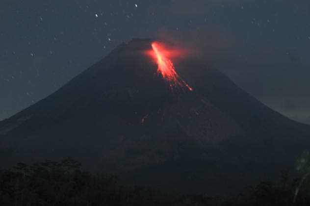 Indonesia’s Mount Merapi erupts again, spewing hot ash SLEMAN, YOGYAKARTA, JULY - 11: A lava flow emerging from Mount Merapi on the border between Yogyakarta and Central Java in the early hours of Saturday, July 11, 2026. Mount Merapi spewed incandescent lava five times, reaching distances of up to 1.9 km toward the Krasak River. Mount Merapi remains at Alert Level III, with an elevation of 2,968 meters above sea level. Dasril Roszandi Anadolu Sleman Indonesia. Editorial use only. Please get in touch for any other usage.  Copyright: x2026xAnadoluxDasrilxRoszandix