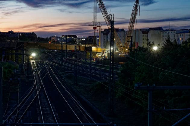 Einhub der Ringbahnbrücken-Überbauten 2026-07-10 Deutschland, Berlin Nächstliche Baustelle zum Wiederaufbau der abgetragenen A100-Autobahnbrücke über die S- und Fernbahngleise des Berliner Innenrings. Binnen 48 Stunden werden die vormontierten Überbauteile für das neue Brückenbauwerk in ihre endgültige Lage mittels eines 600-t-Krans auf Raupen eingehoben. Der Güter-, Regional- und S-Bahn ist unterbrochen. *** Lifting of the Ringbahn Bridge Superstructures July 10, 2026, Germany, Berlin: Upcoming construction site for the reconstruction of the demolished A100 highway bridge over the S-Bahn and long-distance rail tracks of Berlin’s Inner Ring. Within 48 hours, the pre-assembled superstructure components for the new bridge