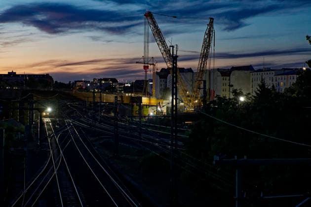Einhub der Ringbahnbrücken-Überbauten 2026-07-10 Deutschland, Berlin Nächstliche Baustelle zum Wiederaufbau der abgetragenen A100-Autobahnbrücke über die S- und Fernbahngleise des Berliner Innenrings. Binnen 48 Stunden werden die vormontierten Überbauteile für das neue Brückenbauwerk in ihre endgültige Lage mittels eines 600-t-Krans auf Raupen eingehoben. Der Güter-, Regional- und S-Bahn ist unterbrochen. *** Lifting of the Ringbahn Bridge Superstructures July 10, 2026, Germany, Berlin: Upcoming construction site for the reconstruction of the demolished A100 highway bridge over the S-Bahn and long-distance rail tracks of Berlin’s Inner Ring. Within 48 hours, the pre-assembled superstructure components for the new bridge