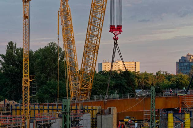 Einhub der Ringbahnbrücken-Überbauten 2026-07-10 Deutschland, Berlin Nächstliche Baustelle zum Wiederaufbau der abgetragenen A100-Autobahnbrücke über die S- und Fernbahngleise des Berliner Innenrings. Binnen 48 Stunden werden die vormontierten Überbauteile für das neue Brückenbauwerk in ihre endgültige Lage mittels eines 600-t-Krans auf Raupen eingehoben. Der Güter-, Regional- und S-Bahn ist unterbrochen. *** Lifting of the Ringbahn Bridge Superstructures July 10, 2026, Germany, Berlin: Upcoming construction site for the reconstruction of the demolished A100 highway bridge over the S-Bahn and long-distance rail tracks of Berlin’s Inner Ring. Within 48 hours, the pre-assembled superstructure components for the new bridge