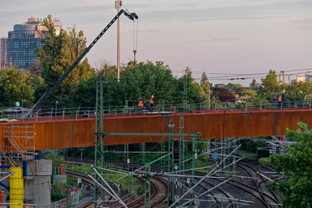 Einhub der Ringbahnbrücken-Überbauten 2026-07-10 Deutschland, Berlin Nächstliche Baustelle zum Wiederaufbau der abgetragenen A100-Autobahnbrücke über die S- und Fernbahngleise des Berliner Innenrings. Binnen 48 Stunden werden die vormontierten Überbauteile für das neue Brückenbauwerk in ihre endgültige Lage mittels eines 600-t-Krans auf Raupen eingehoben. Der Güter-, Regional- und S-Bahn ist unterbrochen. *** Lifting of the Ringbahn Bridge Superstructures July 10, 2026, Germany, Berlin: Upcoming construction site for the reconstruction of the demolished A100 highway bridge over the S-Bahn and long-distance rail tracks of Berlin’s Inner Ring. Within 48 hours, the pre-assembled superstructure components for the new bridge