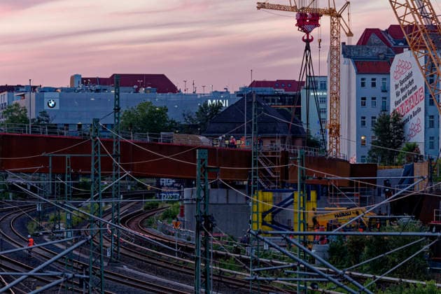 Einhub der Ringbahnbrücken-Überbauten 2026-07-10 Deutschland, Berlin Nächstliche Baustelle zum Wiederaufbau der abgetragenen A100-Autobahnbrücke über die S- und Fernbahngleise des Berliner Innenrings. Binnen 48 Stunden werden die vormontierten Überbauteile für das neue Brückenbauwerk in ihre endgültige Lage mittels eines 600-t-Krans auf Raupen eingehoben. Der Güter-, Regional- und S-Bahn ist unterbrochen. *** Lifting of the Ringbahn Bridge Superstructures July 10, 2026, Germany, Berlin: Upcoming construction site for the reconstruction of the demolished A100 highway bridge over the S-Bahn and long-distance rail tracks of Berlin’s Inner Ring. Within 48 hours, the pre-assembled superstructure components for the new bridge