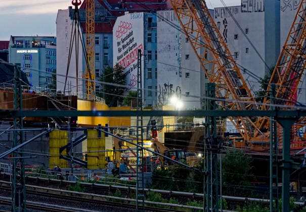 Einhub der Ringbahnbrücken-Überbauten 2026-07-10 Deutschland, Berlin Nächstliche Baustelle zum Wiederaufbau der abgetragenen A100-Autobahnbrücke über die S- und Fernbahngleise des Berliner Innenrings. Binnen 48 Stunden werden die vormontierten Überbauteile für das neue Brückenbauwerk in ihre endgültige Lage mittels eines 600-t-Krans auf Raupen eingehoben. Der Güter-, Regional- und S-Bahn ist unterbrochen. *** Lifting of the Ringbahn Bridge Superstructures July 10, 2026, Germany, Berlin: Upcoming construction site for the reconstruction of the demolished A100 highway bridge over the S-Bahn and long-distance rail tracks of Berlin’s Inner Ring. Within 48 hours, the pre-assembled superstructure components for the new bridge