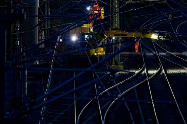 Einhub der Ringbahnbrücken-Überbauten 2026-07-10 Deutschland, Berlin Nächstliche Baustelle zum Wiederaufbau der abgetragenen A100-Autobahnbrücke über die S- und Fernbahngleise des Berliner Innenrings. Binnen 48 Stunden werden die vormontierten Überbauteile für das neue Brückenbauwerk in ihre endgültige Lage mittels eines 600-t-Krans auf Raupen eingehoben. Der Güter-, Regional- und S-Bahn ist unterbrochen. *** Lifting of the Ringbahn Bridge Superstructures July 10, 2026, Germany, Berlin: Upcoming construction site for the reconstruction of the demolished A100 highway bridge over the S-Bahn and long-distance rail tracks of Berlin’s Inner Ring. Within 48 hours, the pre-assembled superstructure components for the new bridge